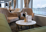 Nehmen Sie Platz in der gemütlichen Lounge an Bord.