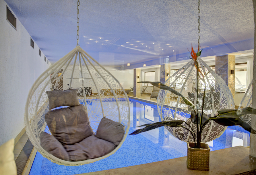 Lassen Sie im Hallenbad des Hotels die Seele baumeln!