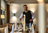 Lassen Sie sich von den zuvorkommenden Servicekräften Ihres Urlaubshotels verwöhnen.