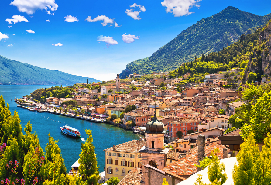 Besuchen Sie die schöne Küstenstadt Limone sul Garda.