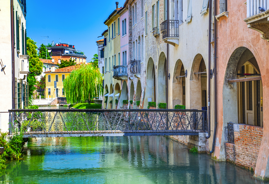 Das malerische Treviso erwartet Sie mit verzweigten Wasserläufen und verschnörkelten Brücken.