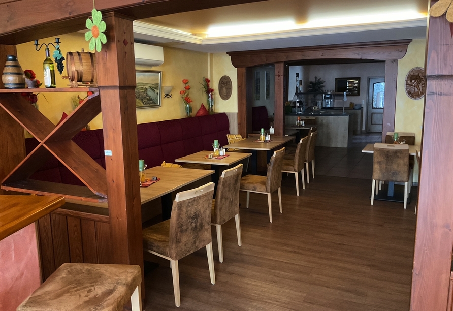 Freuen Sie sich auf ein ausgewogenes Frühstücksbuffet im Frühstücksraum des Hotels.
