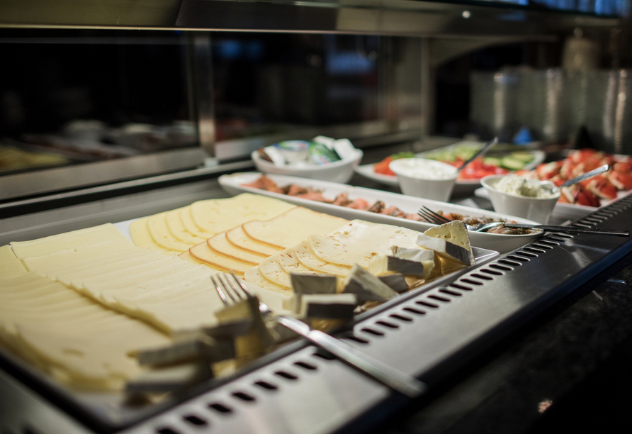 Hier beginnen Ihre Entdeckertage genussvoll – am reich gedeckten Buffet.