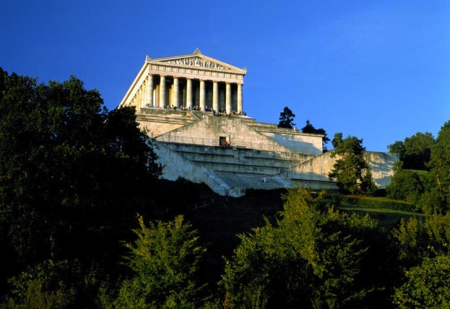 Hoch über Regensburg thront die Walhalla – ein Ort voller Geschichte und Ausblick.