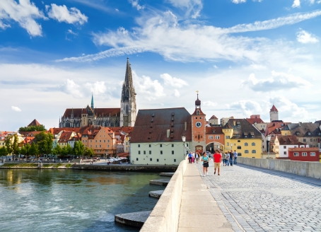 Hier erleben Sie Regensburgs ganze Schönheit – historisch, lebendig und malerisch gelegen.