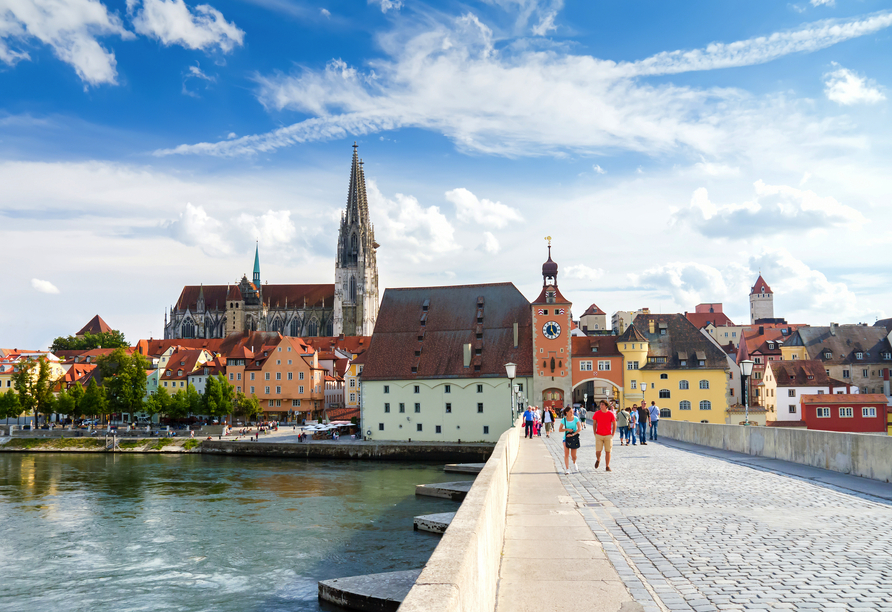 Hier erleben Sie Regensburgs ganze Schönheit – historisch, lebendig und malerisch gelegen.