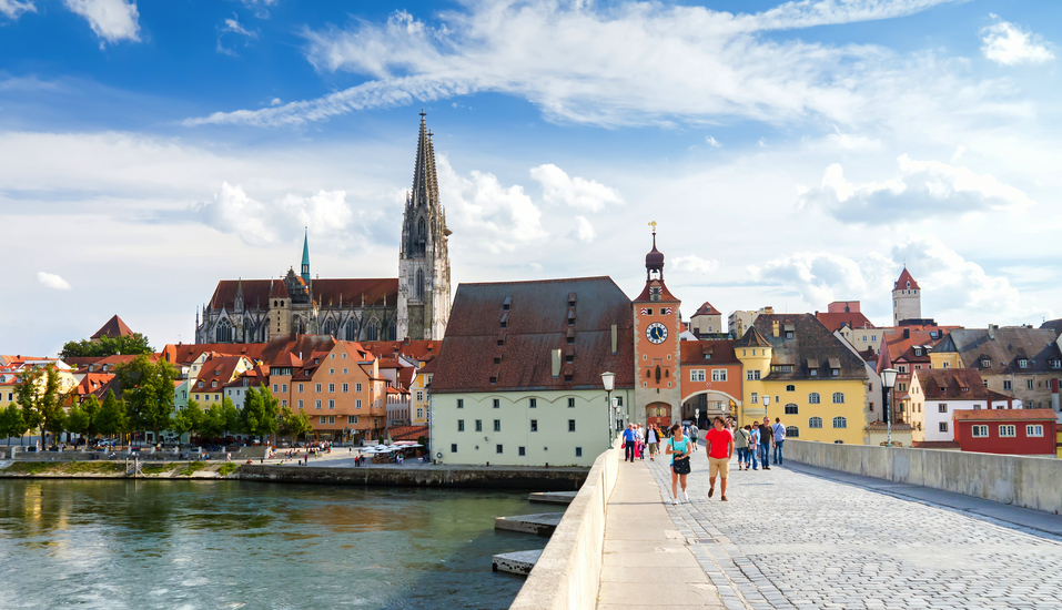Hier erleben Sie Regensburgs ganze Schönheit – historisch, lebendig und malerisch gelegen.