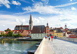 Hier erleben Sie Regensburgs ganze Schönheit – historisch, lebendig und malerisch gelegen.