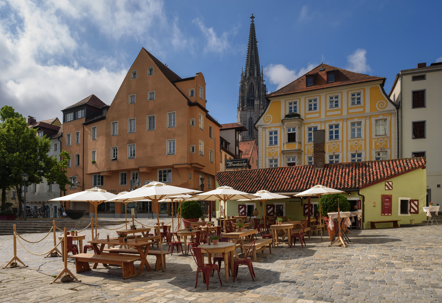 In der „Historischen Wurstkuchl” schmecken Sie Geschichte – mit Blick auf Dom und Altstadt.