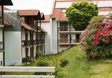 Genießen Sie einen Spaziergang durch den blühenden Garten des Hotels.