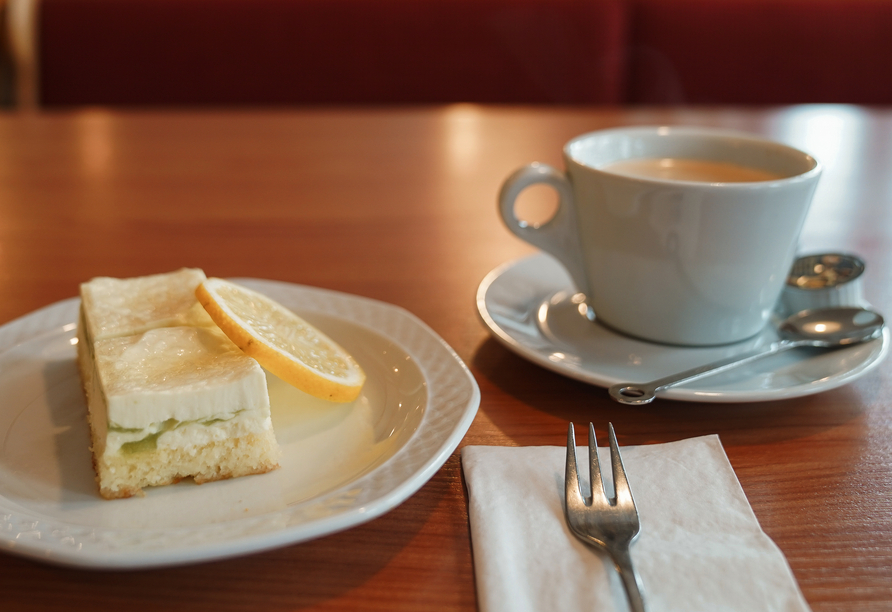Freuen Sie sich auf leckeren Kaffee und Kuchen beim täglichen Kaffeekränzchen!