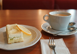 Freuen Sie sich auf leckeren Kaffee und Kuchen beim täglichen Kaffeekränzchen!