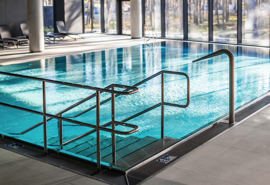 Das großzügige Hallenbad des Hotels