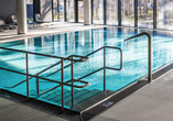 Das großzügige Hallenbad des Hotels