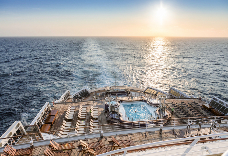 Freuen Sie sich auf Ihre Kreuzfahrt mit der Queen Mary 2 auf hoher See.