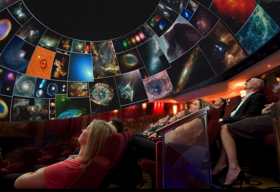 Reisen Sie durch Raum und Zeit im Illuminations Theater an Bord.