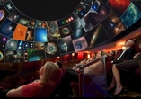 Reisen Sie durch Raum und Zeit im Illuminations Theater an Bord.