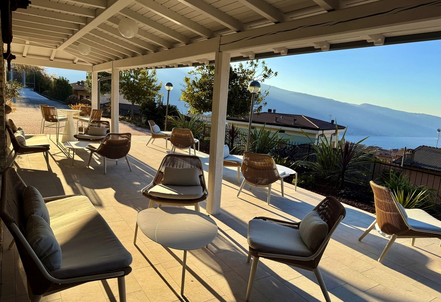 Genießen Sie auf der Terrasse den traumhaften Blick über den Gardasee.