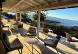 Genießen Sie auf der Terrasse den traumhaften Blick über den Gardasee.