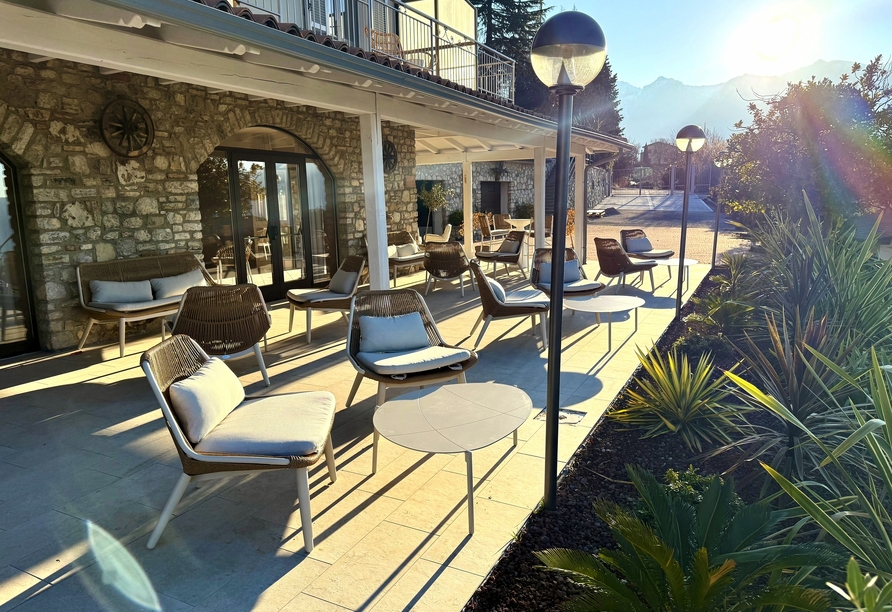 Genießen Sie die Ruhe auf der Terrasse des Hotels MioMio.