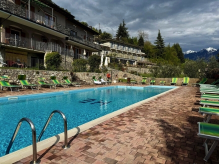 Genießen Sie die Sonne Italiens am Außenpool Ihres Hotels.