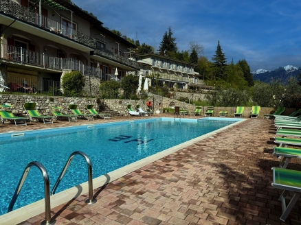 Genießen Sie die Sonne Italiens am Außenpool Ihres Hotels.