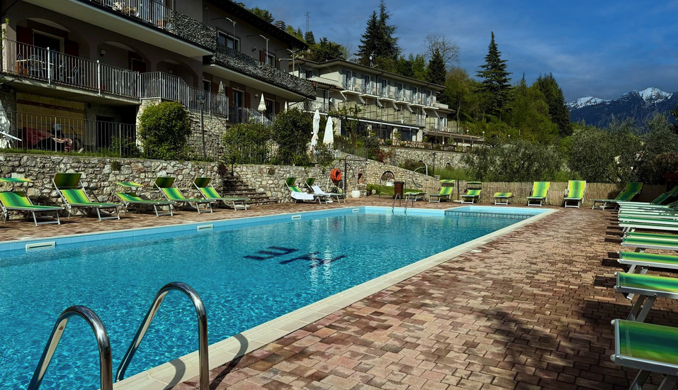 Genießen Sie die Sonne Italiens am Außenpool Ihres Hotels.