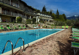 Genießen Sie die Sonne Italiens am Außenpool Ihres Hotels.