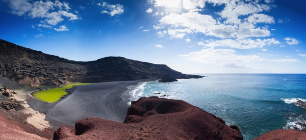 Besuchen Sie den beeindruckenden schwarzen Strand am Playa El Golfo.