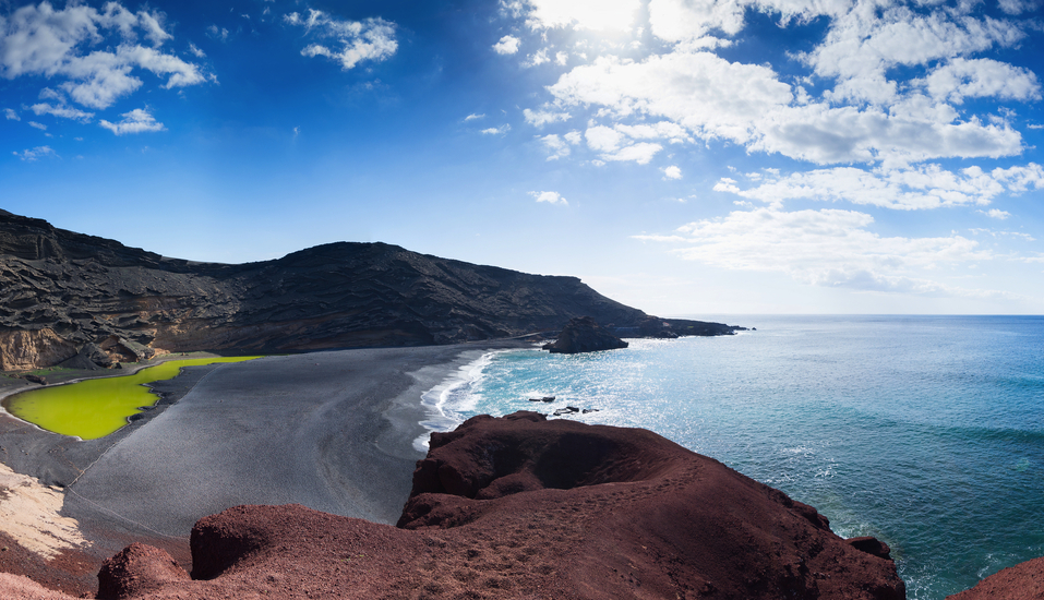 Besuchen Sie den beeindruckenden schwarzen Strand am Playa El Golfo.