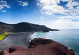 Besuchen Sie den beeindruckenden schwarzen Strand am Playa El Golfo.