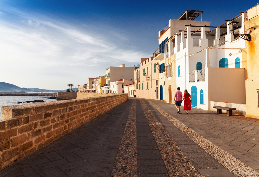 Genießen Sie in Alghero mediterranes Flair bei einem Spaziergang entlang der Stadtmauer.