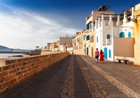 Genießen Sie in Alghero mediterranes Flair bei einem Spaziergang entlang der Stadtmauer.