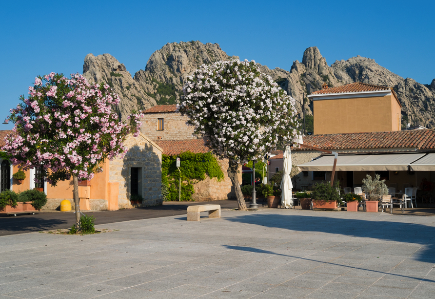 Optional: In San Pantaleo klingt der Tag entspannt aus – mit Blick auf Granitfelsen und Kunsthandwerk zum Bestaunen.