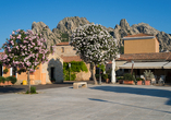 Optional: In San Pantaleo klingt der Tag entspannt aus – mit Blick auf Granitfelsen und Kunsthandwerk zum Bestaunen.