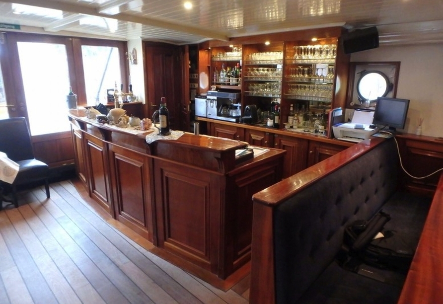 Entspannen Sie an der Bar an Bord von Simmer fan Fryslân.