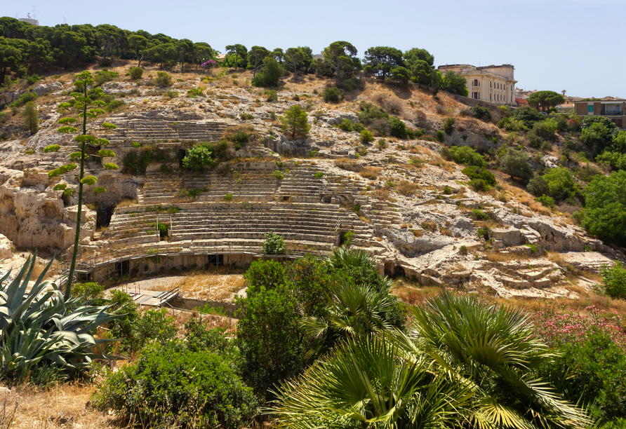 Das römische Amphitheater zeigt Ihnen eindrucksvoll antike Baukunst.