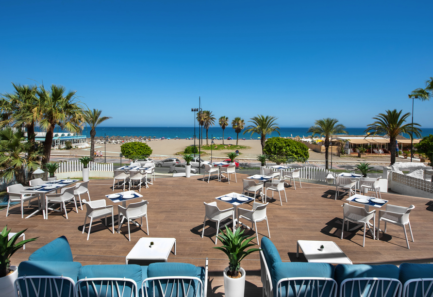 Genießen Sie auf der Terrasse die Sonne und den Blick auf das Meer.