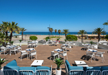 Genießen Sie auf der Terrasse die Sonne und den Blick auf das Meer.