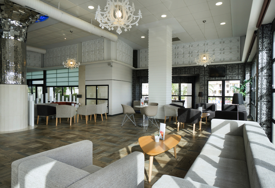 Wie wäre es mit einem Sundowner an der Hotelbar? Hier klingt der Tag entspannt aus.