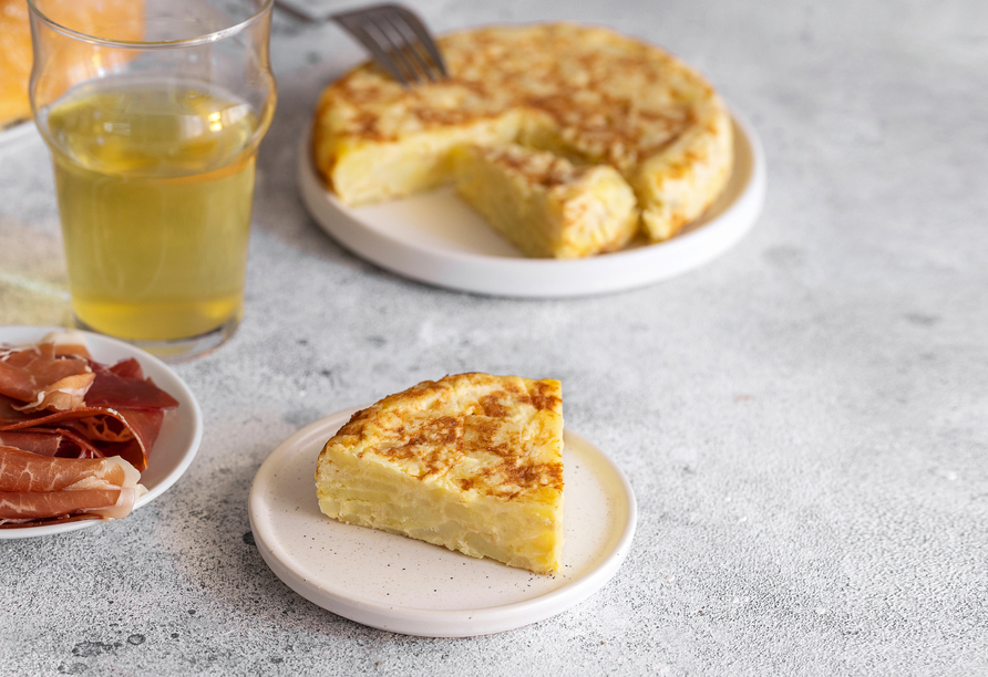 Landestypische Tapas wie Tortilla und Serrano-Schinken lassen Sie die spanische Küche ganz authentisch erleben.