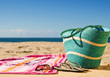Ein sonniger Platz am Strand und das Rauschen der Wellen und die Weite des Meeres schenken Ihnen echte Urlaubsgefühle.