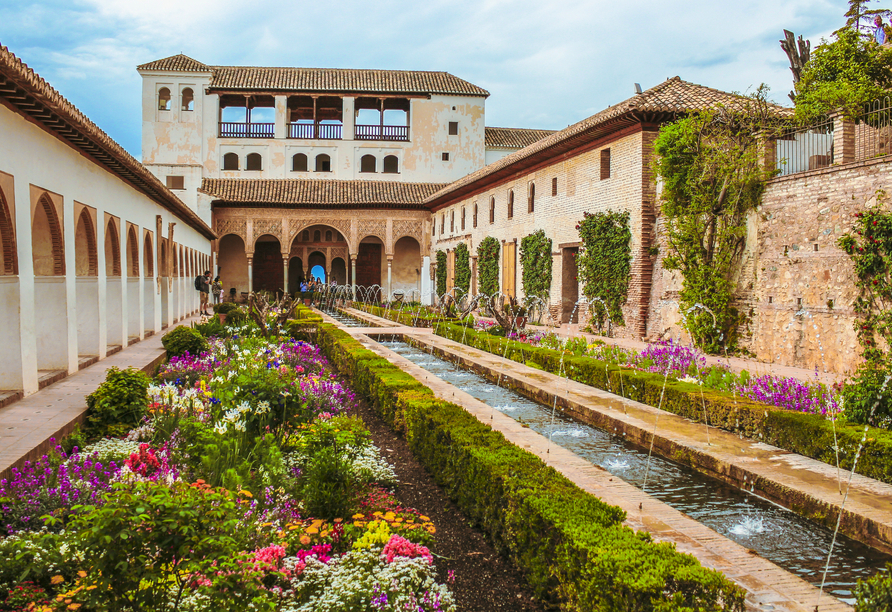 Im Sommerpalast Generalife spazieren Sie durch kunstvoll angelegte Gärten mit Wasserspielen und mediterranen Pflanzen.