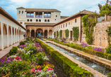 Im Sommerpalast Generalife spazieren Sie durch kunstvoll angelegte Gärten mit Wasserspielen und mediterranen Pflanzen.