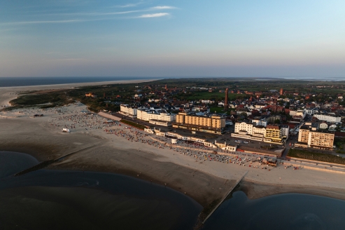 Panoramablick auf die Küste und den Strand von Borkum.