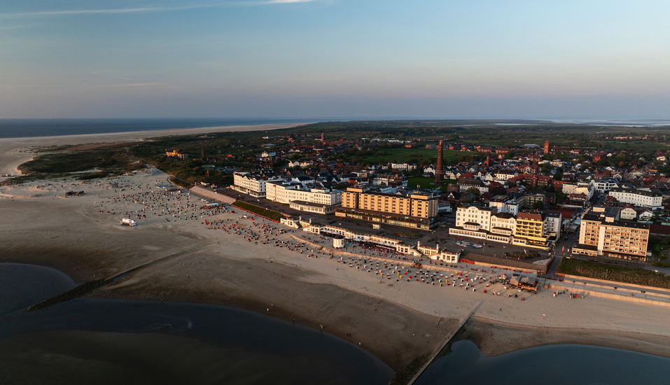 Panoramablick auf die Küste und den Strand von Borkum.