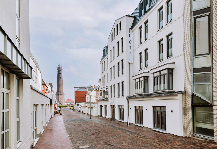 Außenansicht des Hotels Inselhof Borkum mit Blick auf den Neuen Leuchtturm
