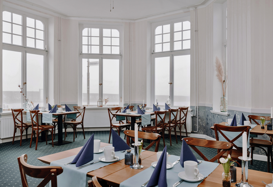 Der stilvolle Frühstücksraum im Seehotel Borkum