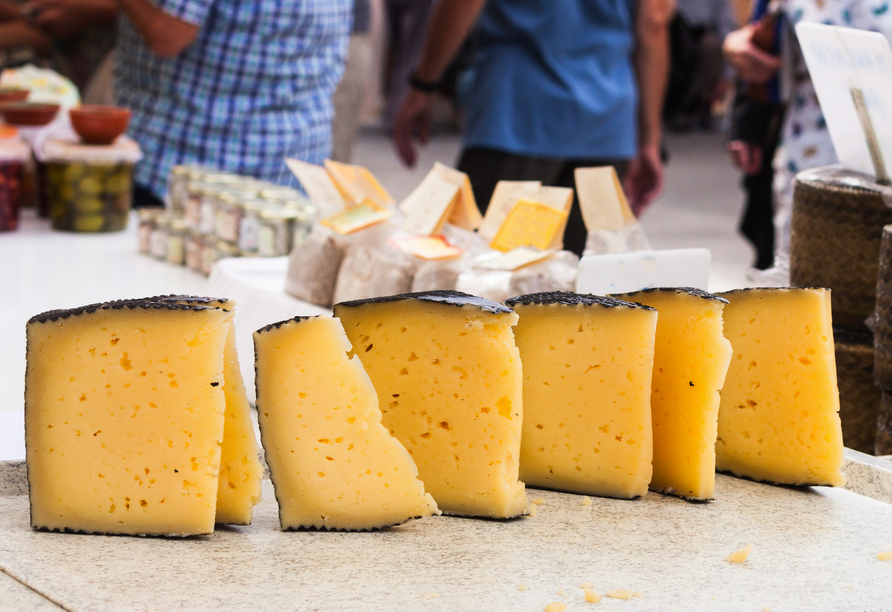 Optional: Entdecken Sie echte Tradition auf dem historischen Markt von Sineu und probieren Sie zum Beispiel feinsten Manchego-Käse.