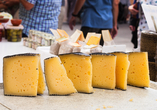 Optional: Entdecken Sie echte Tradition auf dem historischen Markt von Sineu und probieren Sie zum Beispiel feinsten Manchego-Käse.